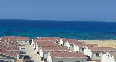 Կարմոդը մոնտաժել և շահագործման է հանձնել Լիբիայի ծովափնյա քաղաքներից Ալ Հումս զբոսաշրջային գյուղը