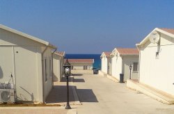 Կարմոդը մոնտաժել և շահագործման է հանձնել Լիբիայի ծովափնյա քաղաքներից Ալ Հումս զբոսաշրջային գյուղը